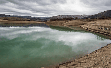 Воду из переполненных водохранилищ в Крыму начали сливать в море