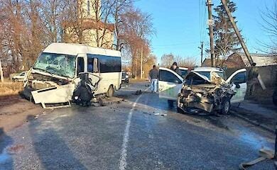 На Київщині сталася ДТП з маршруткою, семеро постраждалих