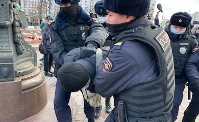 В Москве задерживают протестующих против войны с Украиной
