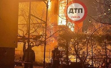 В Киеве ночью полностью сгорел жилой дом (фото)