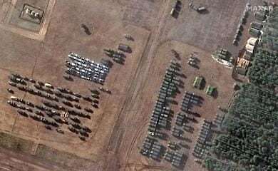 Сотни военных машин в Беларуси у границы Украины: новые спутниковые снимки