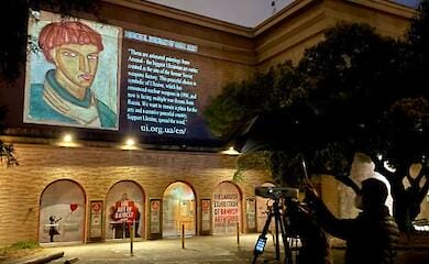 Анімовані зображення творів з колекції Мистецького арсеналу проєктуються на хмарочос і Палац Мистецтв у Сан-Франциско