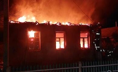 На Луганщині від обстрілу спалахнув будинок