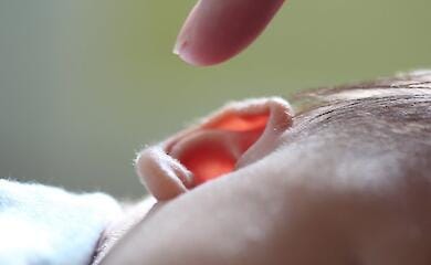 Стреляет в ухе: эксперты рассказали, что делать