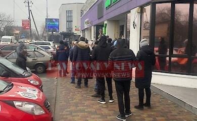 Закриті школи та черги в банкомати: що відбувається в Києві