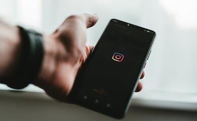 Instagram начала ставить метки прокремлемским СМИ