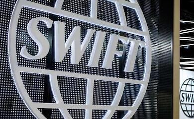 Ряд російських банків відключають від SWIFT. У Москві перед банкоматами черги