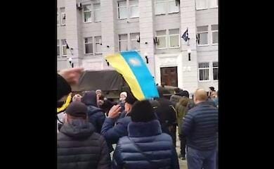 У Бердянську люди сканують на вулиці "Слава Україні!"