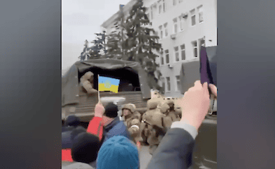 Жители Бердянска смело выступили против вооруженных захватчиков