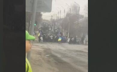 У Старобільську люди не пускають колону із "ЛНР"