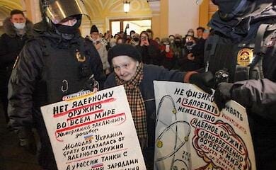 В Петербурге десятки людей стояли и смотрели, как старушку-блокадницу ведут в автозак за протест против войны