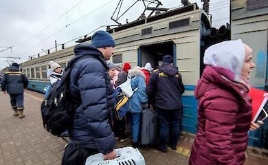 Спасатели показали, как эвакуируют под обстрелами жителей Киевской области