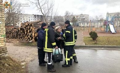 Спасатели показали, как эвакуируют под обстрелами жителей Киевской области