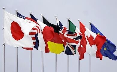 Страны G7 договорились продолжить поставки оборонительного вооружения в Украину – глава МИД Великобритании Лиз Трасс