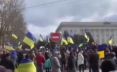В Херсоне люди массово выходят на протесты против российских военных