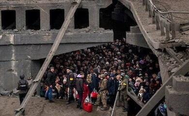 З Ірпеня під Києвом мирних жителів евакуювали під обстрілами