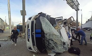В Москве перевернулся автозак, который вез арестованных на антивоенной акции