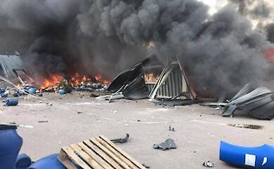 На складах під Києвом почалась пожежа через збиту ракету