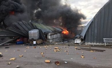 На складах під Києвом почалась пожежа через збиту ракету