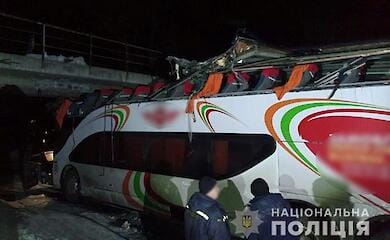 В Черкасской области автобус с эвакуированными врезался в мост