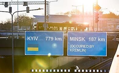 У Литві з'явився дорожній знак з відстанню до "вільного Києва"