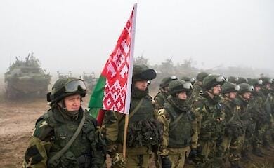 Россия собирается переодеть белорусских военных в свою форму – секретарь СНБО