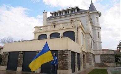 У Франції активіст захопив віллу дочки Путіна та запросив біженців (відео)