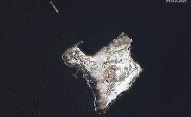 Русский военный корабль у острова Змеиный: спутниковое фото