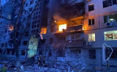 В Киеве снаряд попал в многоэтажку (видео, фото)