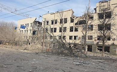 З Маріуполя почали випускати людей: виїхали понад сотня автомобілів