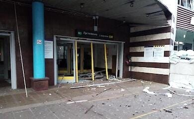Авіаудар пошкодив будівлю станції метро Лук'янівська у Києві