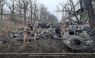 Полк Азов показав "трофеї", захоплені у Маріуполі