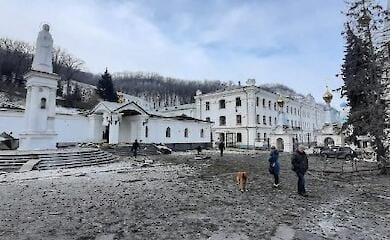 Следы крови и выбитые стекла: в Святогорской Лавре показали последствия бомбового удара