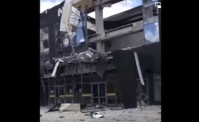 Із завалів бомбосховища у Маріуполі почали виходити люди