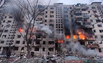 В жилом районе Киева упали останки ракеты, есть погибший (фото, видео)