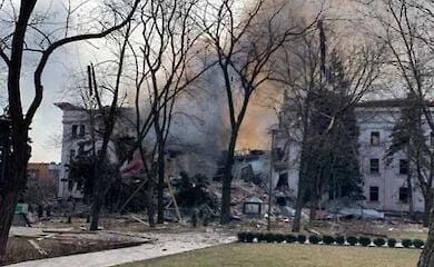  У Маріуполі продовжують рятувати людей із завалів зруйнованого театру