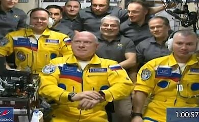На МКС російські космонавти прибули у жовто-синіх костюмах.