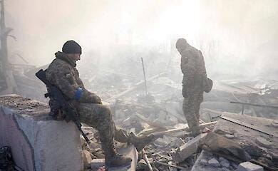 Після обстрілу військових на Миколаївщині з-під завалів вилучили 50 тіл.