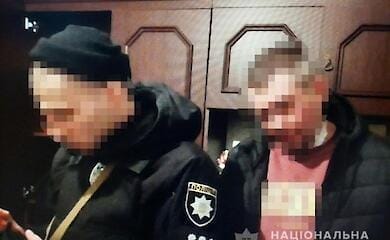 Зброю та наркотики поліцейські виявили під час обшуку киян