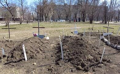 Жителів Маріуполя ховають прямо у дворах (фото)