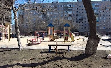 У мережі показали могили мешканців Маріуполя, похованих у дворах (фото)