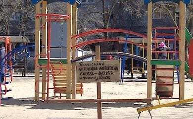 У мережі показали могили мешканців Маріуполя, похованих у дворах (фото)