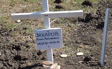 У мережі показали могили мешканців Маріуполя, похованих у дворах (фото)