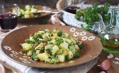 Як приготувати салат із запеченою картоплею і бринзою