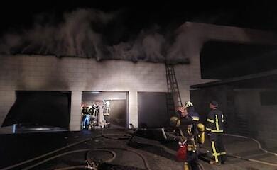 Обломки сбитой ракеты попали в частный дом в Киеве (фото)