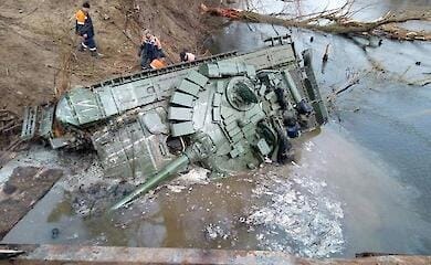 В Сумской области утонул танк оккупантов вместе с экипажем (фото)