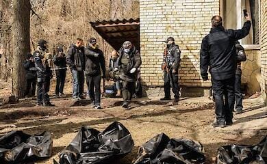 Из подвала детского лагеря в Буче достали тела людей, убитых оккупантами (Фото 18+)