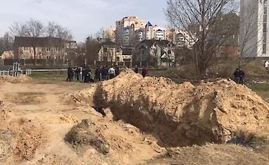 В Буче начали эксгумировать тела из братской могилы (видео)