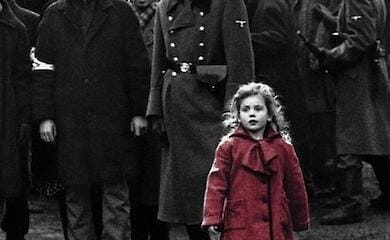 Девочка в красном пальто из фильма "Список Шиндлера" помогает украинским беженцам