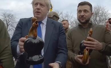 Зеленский и Джонсон прогулялись по центру Киева и получили подарки (видео)